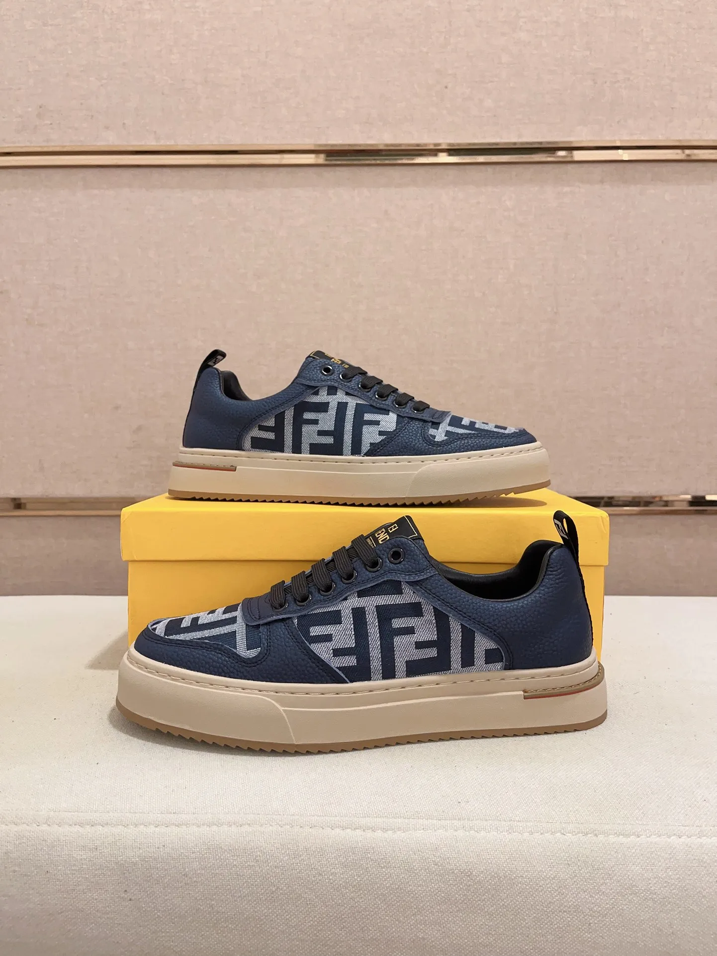 Men's shoes💰: 400💰[Fendi] Fendi's latest casual shoes for men! Available at counters simultaneously! A one-to-one replica of the original. All imported official website one-to-one cowhide fabric. The interior is made of top-grade sheepskin, and the original factory-supplied rubber outsole is used. Leading new fashion concepts. Matching code: 38-44. (can be customized for 45 non-refundable)